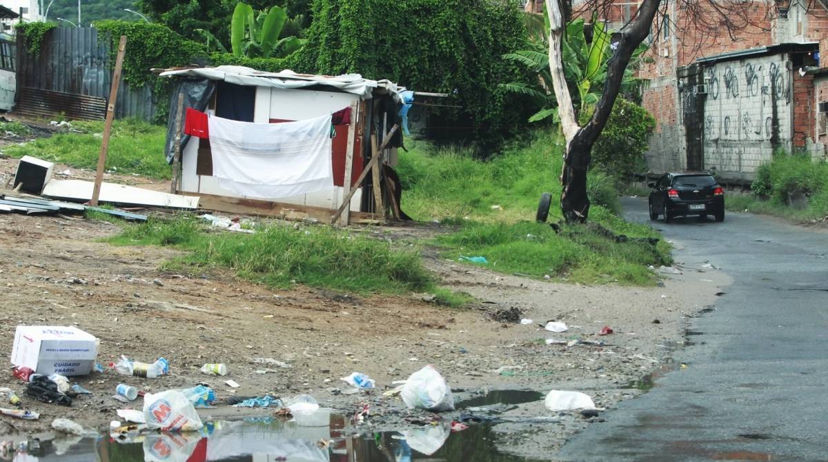 Lixo e moradores de rua se acumulam pela cidade. Na foto, a faveliza&ccedil;&atilde;o aumenta na subida do viaduto Ana Neri, que liga o Jacar&eacute; ao bairro do Riachuelo. 