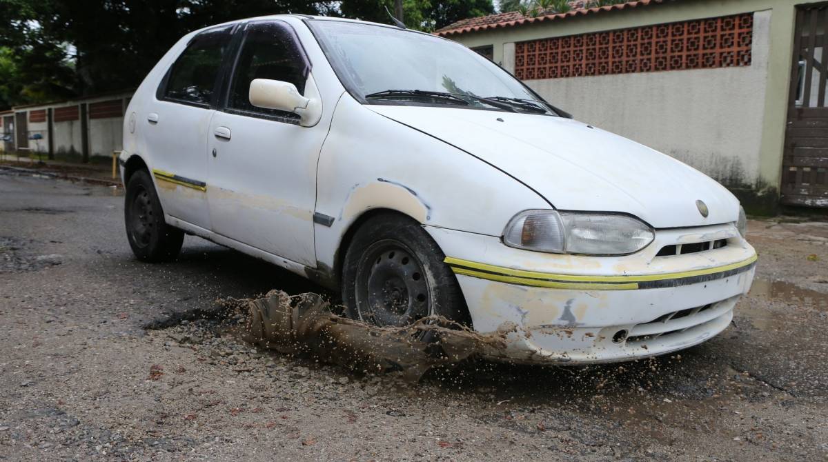 Descaso da Prefeitura com a população e os bairros da cidade do Rio de Janeiro.Na av. João XXIII em Santa Cruz. Foto: Daniel Castelo Branco / Agência O Dia