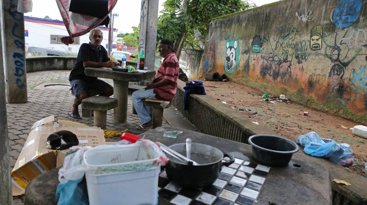 Descaso da Prefeitura com a popula&ccedil;&atilde;o e os bairros da cidade do Rio de Janeiro. No local moradores de rua na Pra&ccedil;a Dona Dada, abandonada. O Jo&atilde;o Carlos e Luiz. Foto: Daniel Castelo Branco / Ag&ecirc;ncia O Dia