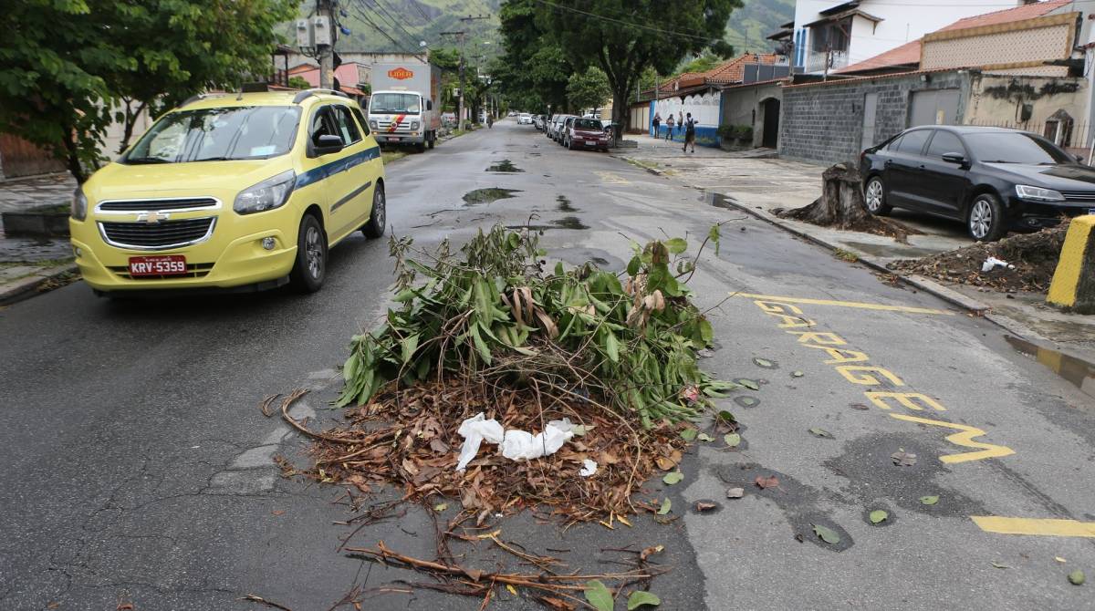 Descaso da Prefeitura com a população e os bairros da cidade do Rio de Janeiro. Buraco na rua Jacinto Alcides, em frente a escola Simoni. Foto: Daniel Castelo Branco / Agência O Dia