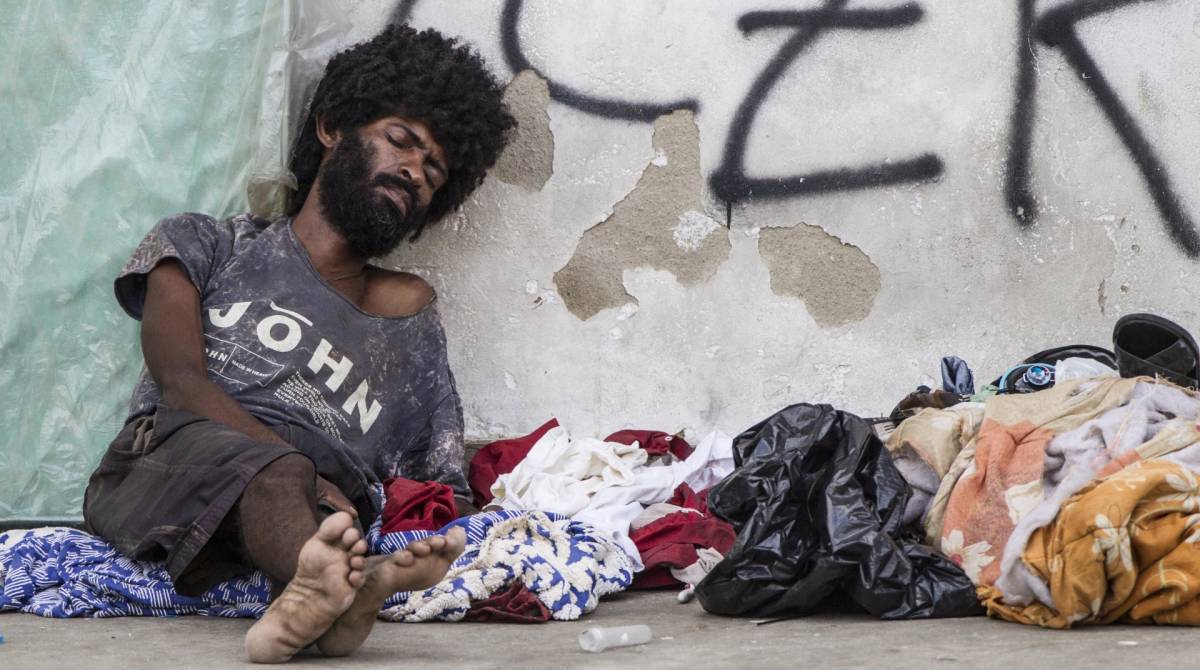 CIDADE ESBURACADA - Prefeito da cidade do Rio de Janeiro Marcelo Crivella abandona a manutencao das ruas cariocas. Morador de rua nas proximidades da UERJ. Foto Marcio Mercante / Agencia O Dia
