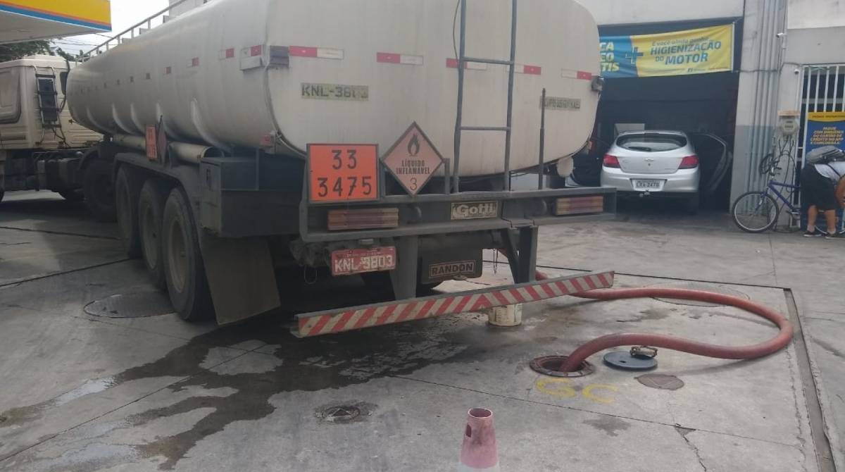 Caminh&atilde;o-tanque &eacute; apreendido pela Pol&iacute;cia Rodovi&aacute;ria estadual sem licen&ccedil;a ambiental e sem nota fiscal