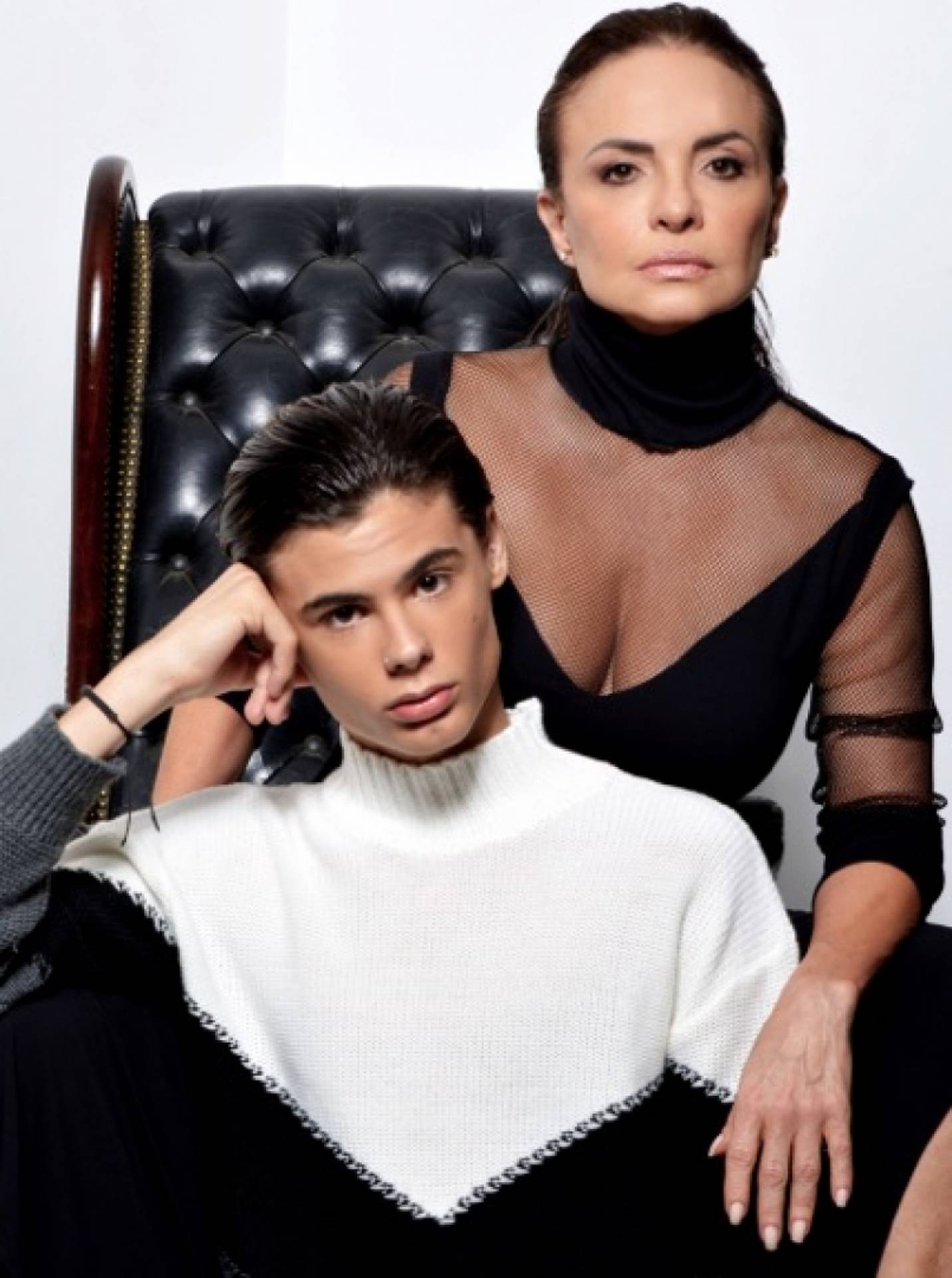 Luíza Tomé posa sexy aos 57 anos