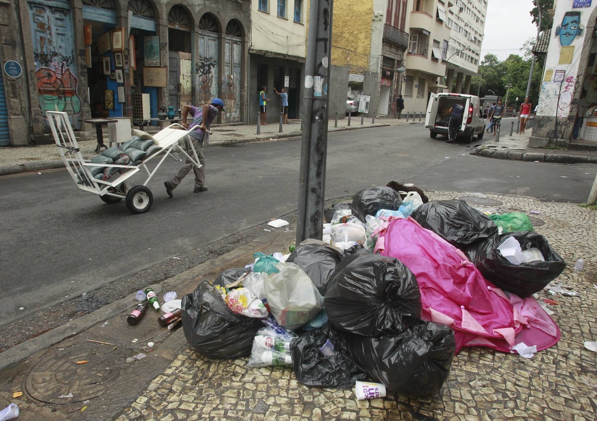 Cariocas Sofrem Com Lixo Nas Ruas E Cal Adas E Situa O Pode Piorar Sem Repasses De Crivella O