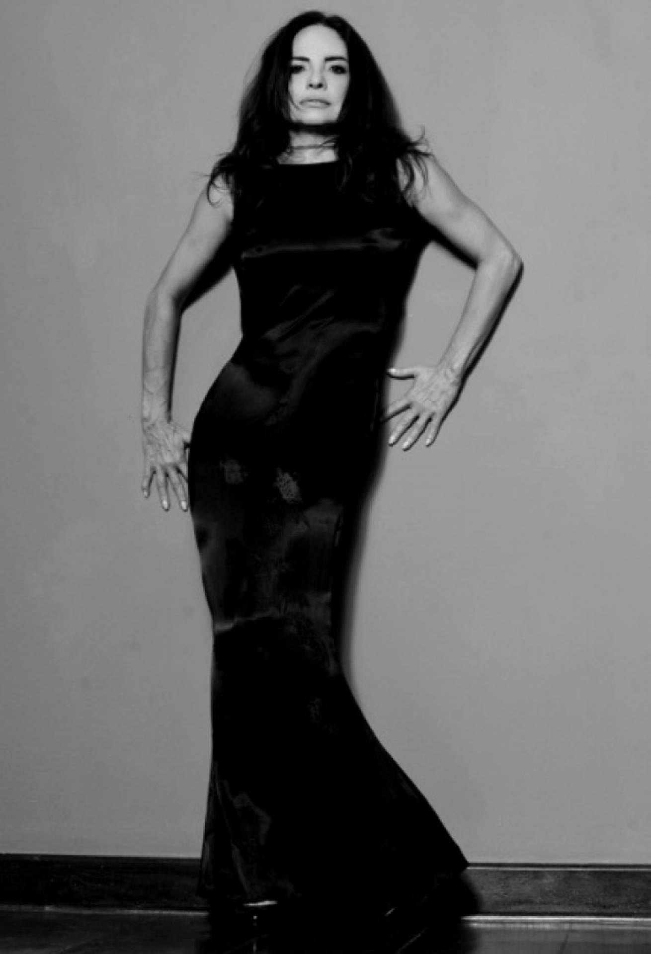 Luíza Tomé posa sexy aos 57 anos