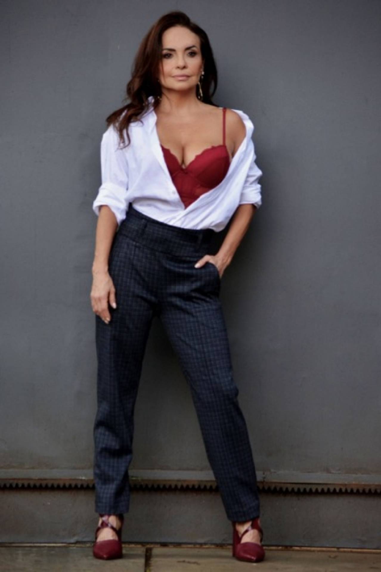 Luíza Tomé posa sexy aos 57 anos