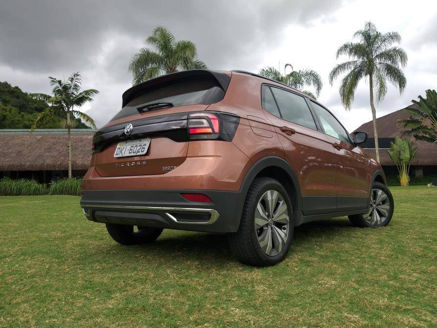 Traseira tem acabamentos cromados que simulam saídas de escapamento