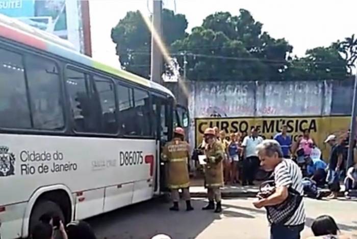 Ãnibus colidiram prÃ³ximo Ã  rodoviÃ¡ria de Campo Grande
