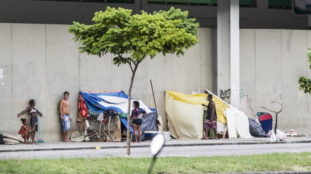 Marquise da estação Maracanã do metrô serve de abrigo