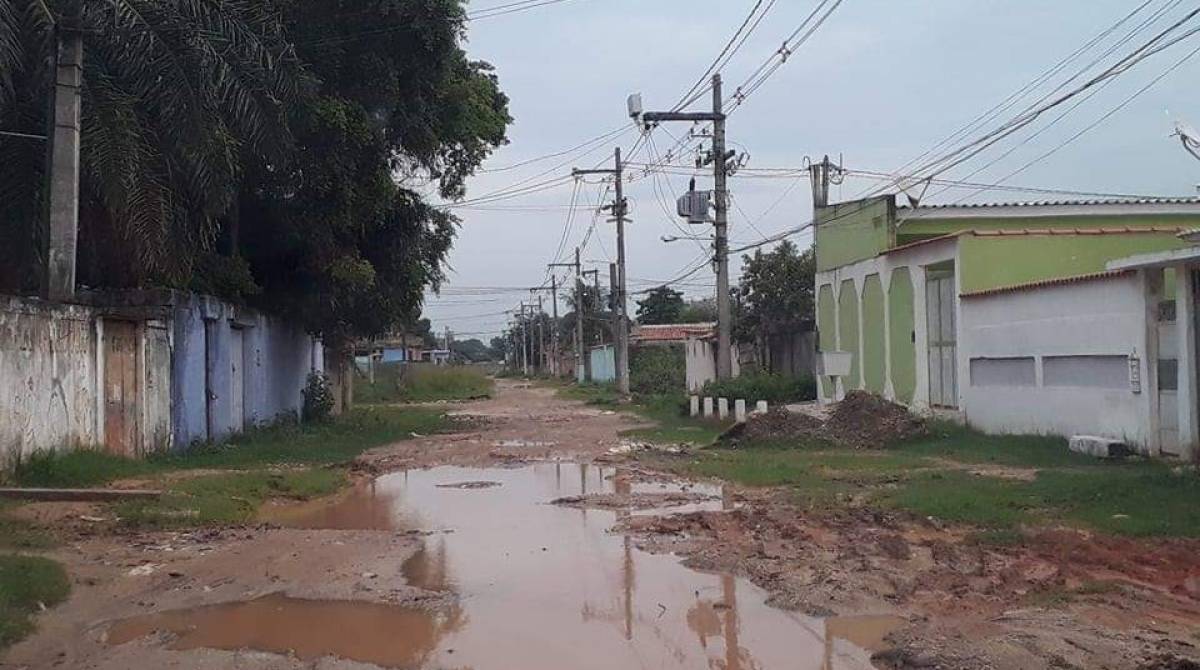 Ruas que ficam em volta do Ciep 075, em Cabuçu, estão na lama. Para ir à escola, alunos precisam enfrentar o lamaçal