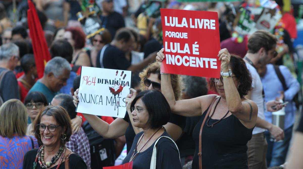 Ato contra a ditadura militar mobilizou centenas de manifestantes na Cinel&acirc;ndia
