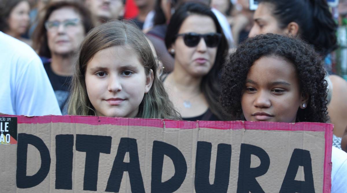 Manifestantes levaram faixas e cartazes contra o golpe militar de 64