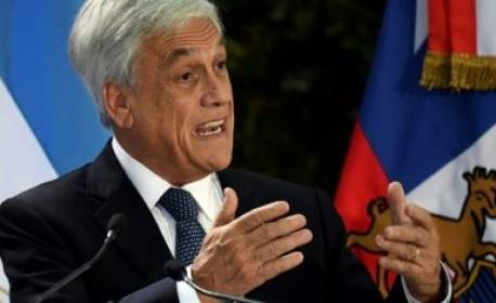 Piñera não teria conseguido tirar cinto de segurança ao cair na água, diz imprensa chilena