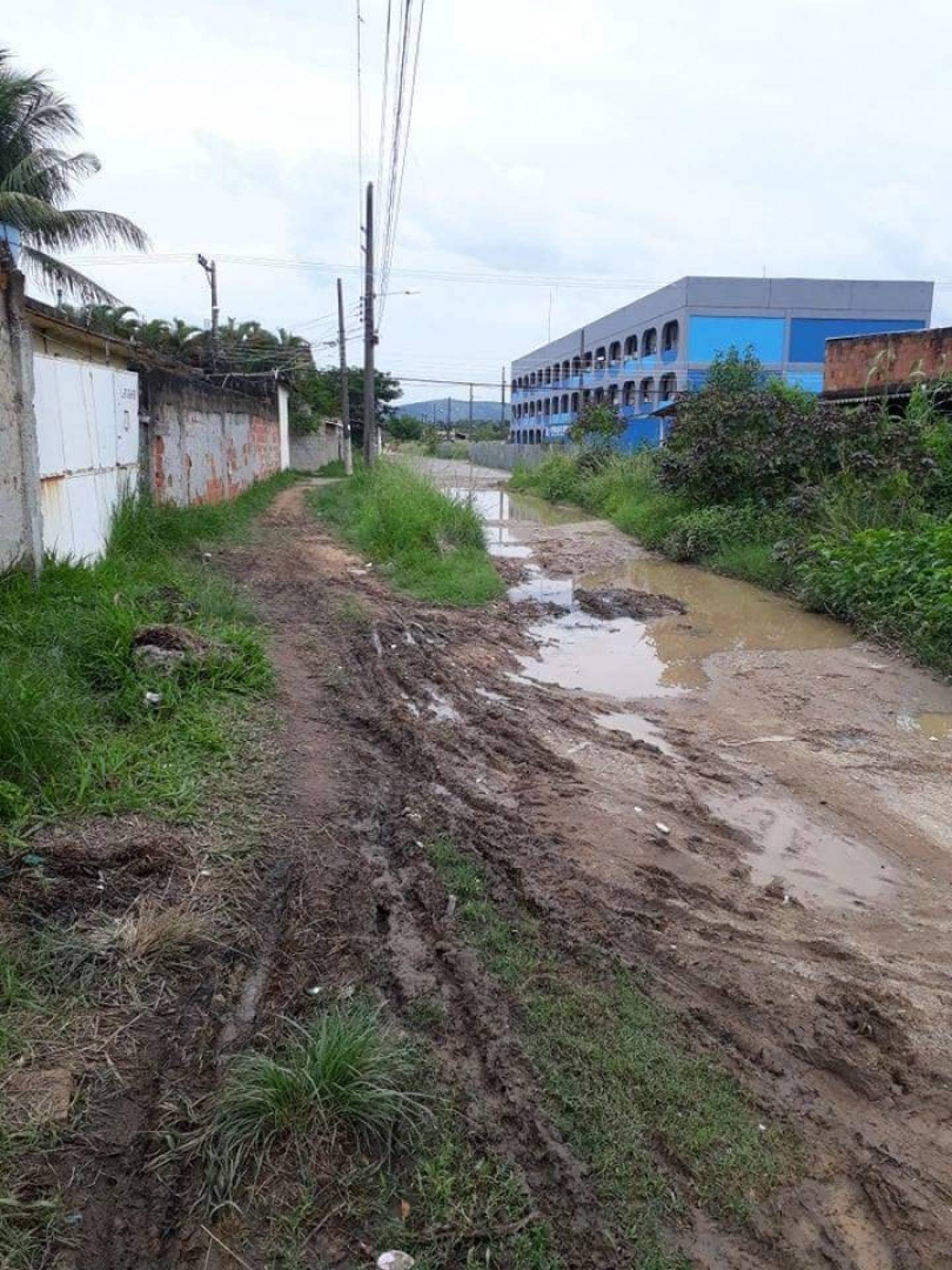 Ruas que ficam em volta do Ciep 075, em Cabuçu, estão na lama. Para ir à escola, alunos precisam enfrentar o lamaçal