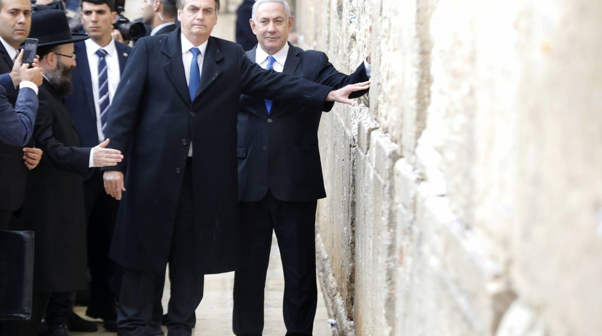 O presidente brasileiro, Jair Bolsonaro, e o primeiro-ministro israelense, Benjamin Netanyahu, tocam o Muro das Lamentações, local mais sagrado para os judeus