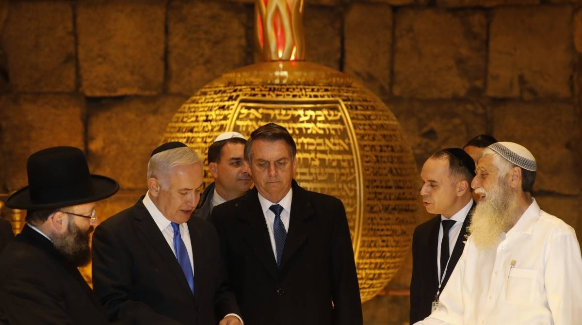 O presidente brasileiro Jair Bolsonaro, o primeiro-ministro israelense Benjamin Netanyahu, e do rabino do Muro, Shmuel Rabinovitch, em sinagoga dentro dos Túneis do Muro Ocidental