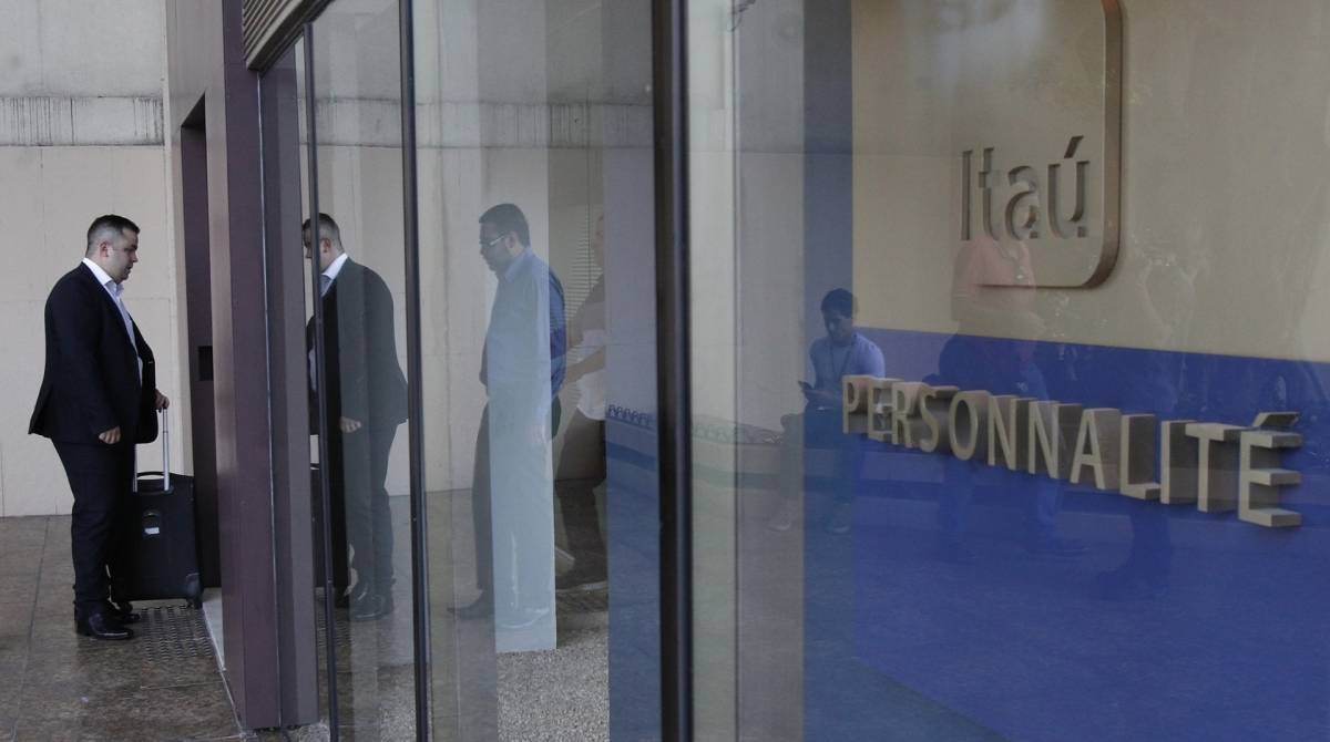 01/04/2019 - Bandidos armados assaltaram agencia bancaria do Itau Personnalite, no inicio da tarde de hoje, no Edifício Argentina, em Botafogo, Zona Sul do Rio. De acordo com informacoes, oito homens armados entraram no banco e anunciaram o assalto, levando dinheiro e fugiram em seguida. O caso foi registrado pela Delegacia de Roubos e Furtos. Na imagem, clientes buscam informacoes no local .Foto de Alexandre Brum / Agencia O Dia