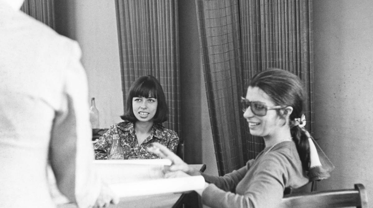 A cantora Nara Lea&otilde;, e Danuza Lea&otilde; no " Aeroporto do Gale&atilde;o"./ Foto arquivo O DIA feita em 19/02/70