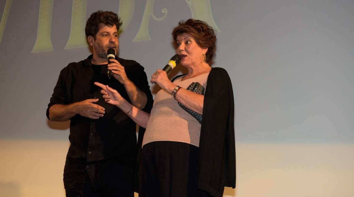 Acima, Pedro Vasconcelos dirigindo cena do ator Rafael Cardoso em \'Espelho da Vida\'. À dir., o diretor com Elizabeth Jhin, autora da trama