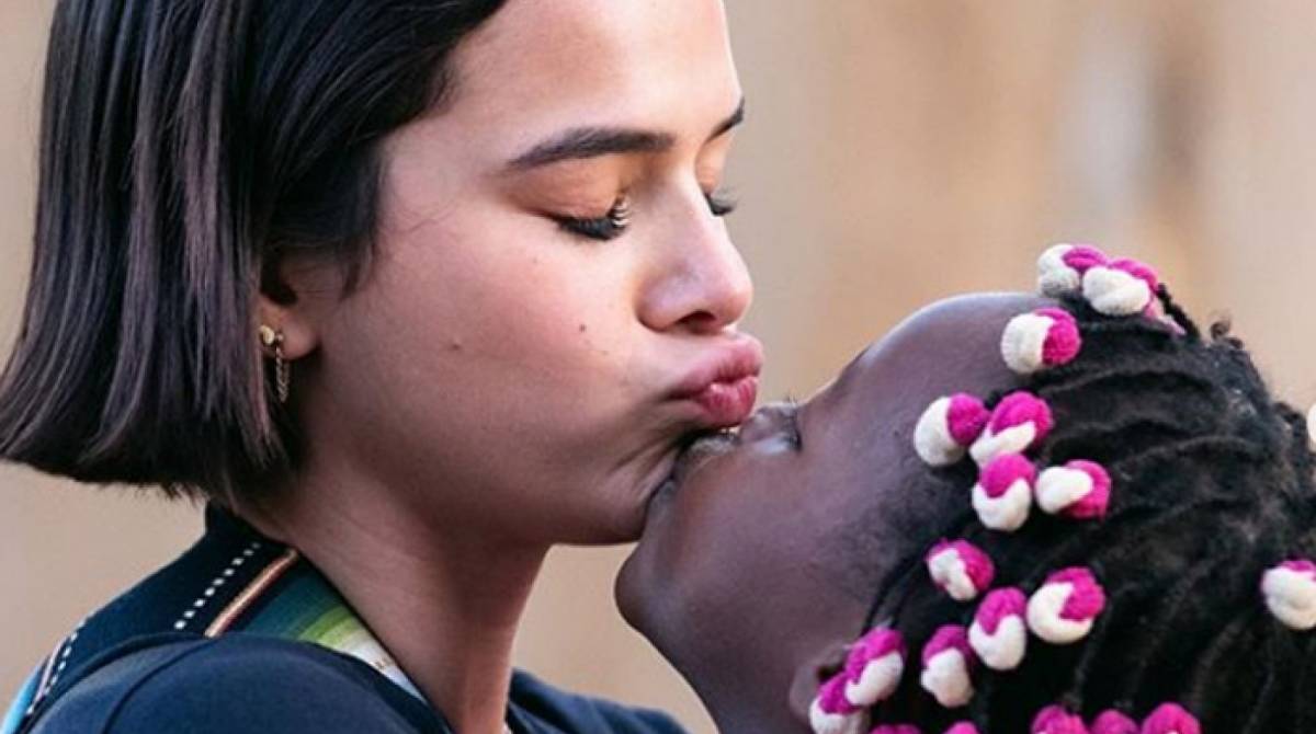 Bruna Marquezine com uma das crianças que conheceu na viagem - Reprodução Internet