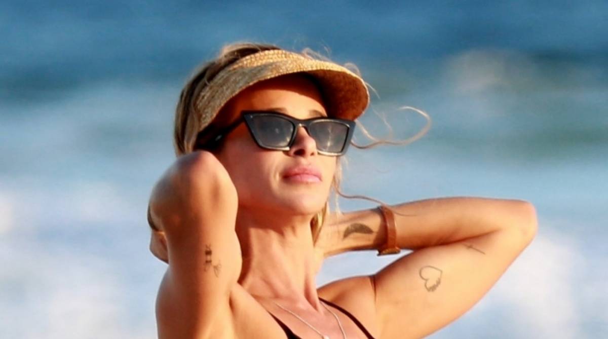 Dany Bananinha exibe suas curvas em dia de praia