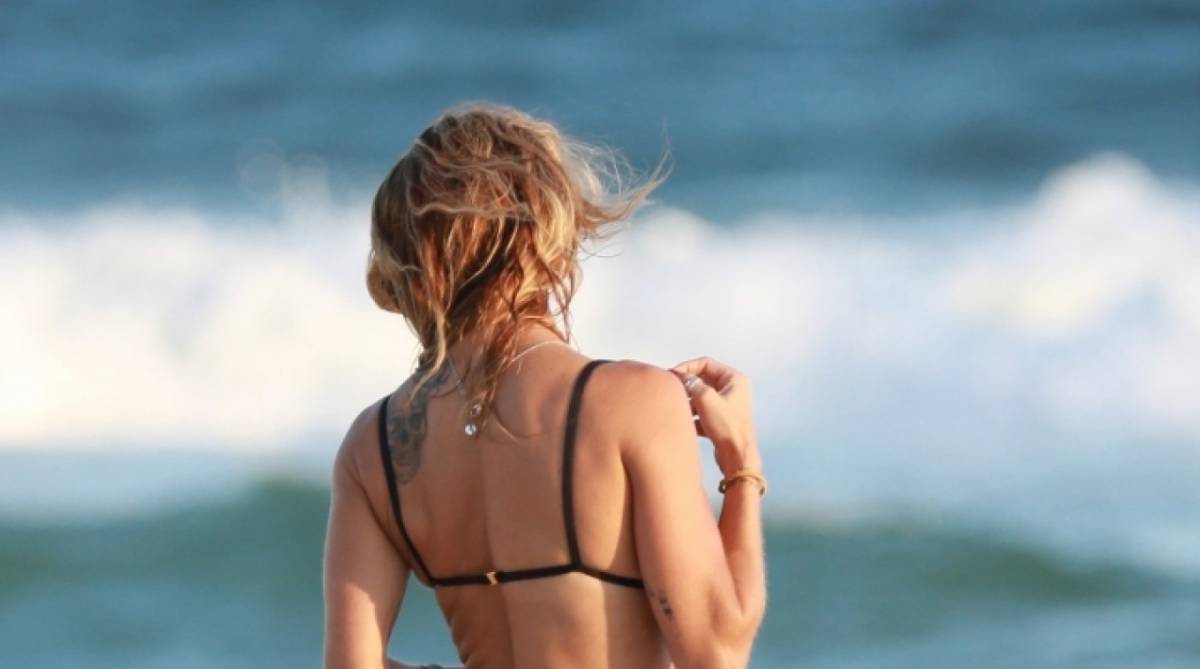 Dany Bananinha exibe suas curvas em dia de praia