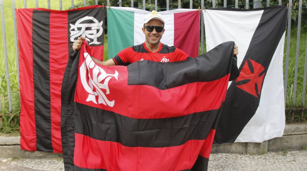 Rio de Janeiro - RJ  - 01/04/2019 - zoa&ccedil;ao - Torcedores do Flamengo fazem a festa sobre o rival vascaino, na manha de hoje, no Largo da Carioca, centro de Rio - na foto, Leandro Mesquita, compra bandeira do Flamengo - foto: Reginaldo Pimenta / Agencia O Dia