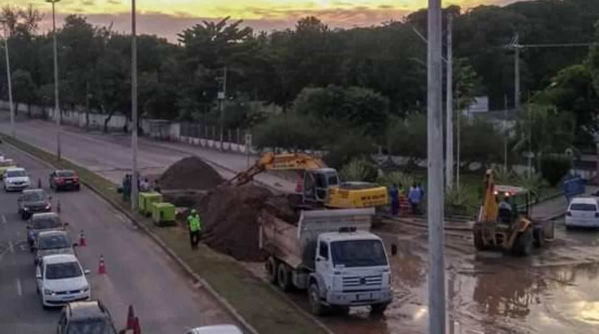 Enorme buraco é o causador da interdição na Estrada do Galeão, na Ilha