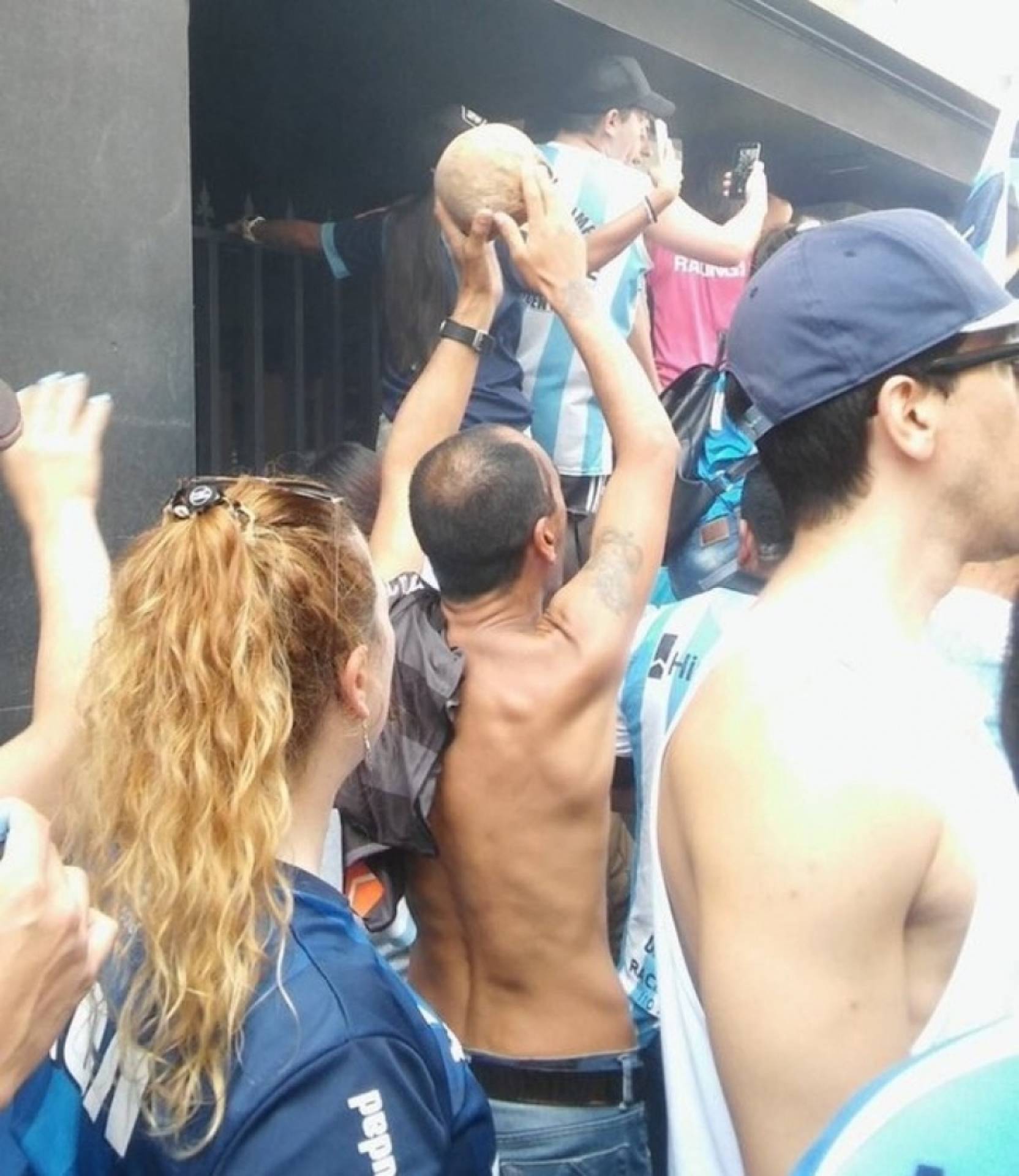 Torcedor ergue crânio de avô