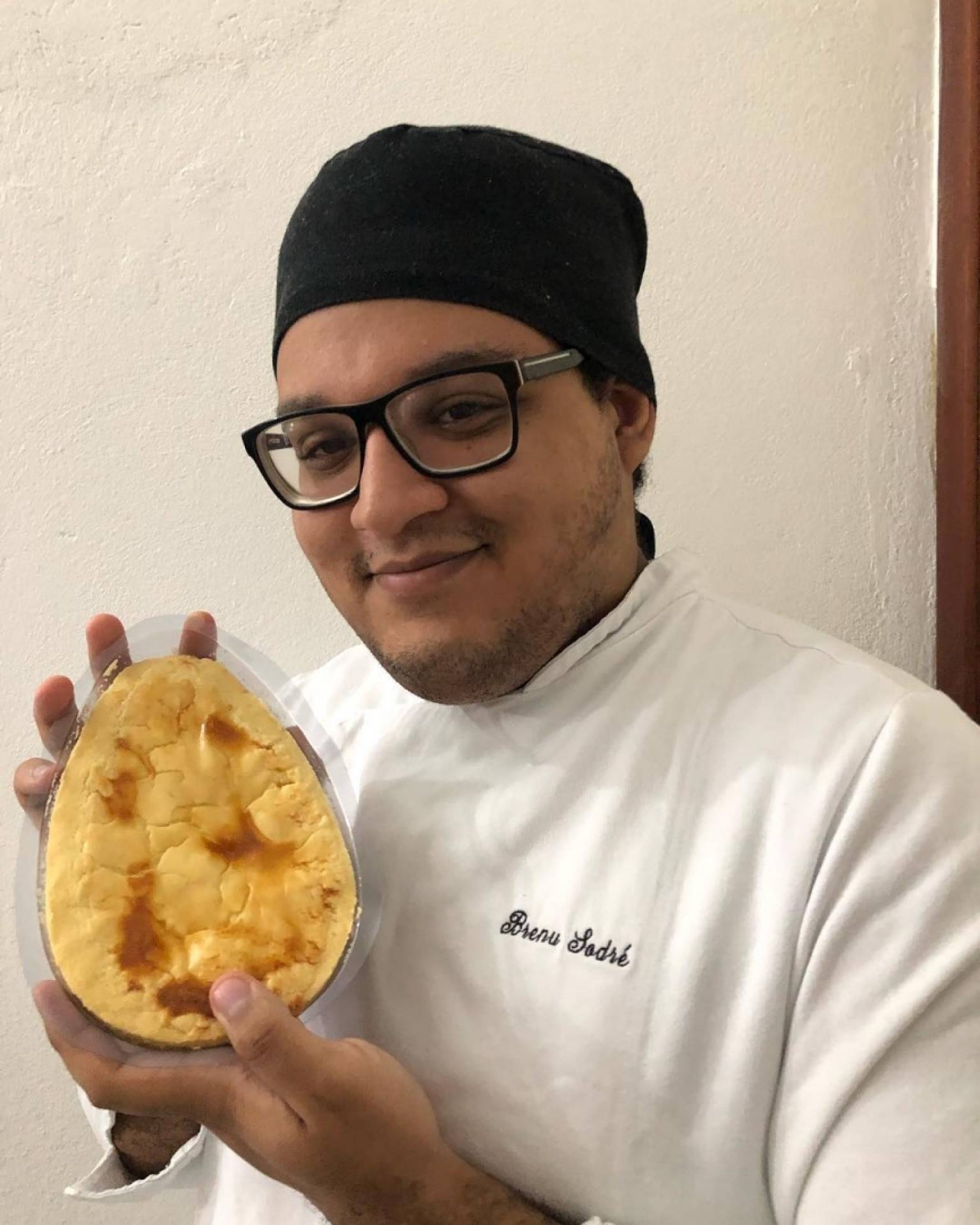 Breno e sua criação: o ovo de Páscoa de empada 