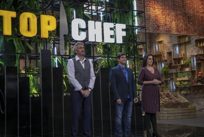 Felipe Bronze, os jurados Ailin Aleixo e Emmanuel Bassoleil, e participantes do 'Top Chef', da Record - Edu Moraes