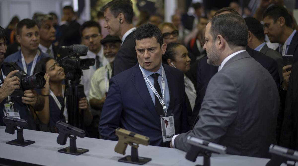 Ministro da Justiça e Segurança Pública, Sergio Moro, durante a LAAD Defence & Security, que começou nesta terça-feira no Riocentro, na Zona Oeste do Rio

Brazilian Justice Minister Sergio Moro (C) looks at guns during the Defence and Security International Fair Exhibition (LAAD 2019) at Riocentro Expo Centre in Rio de Janeiro, Brazil, on April 2, 2019. (Photo by Mauro PIMENTEL / AFP)
      Caption