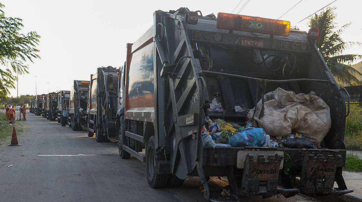 No mês passado, por excesso de resíduos, quatro das cinco estações de tratamento foram fechadas, provocando fila na única aberta, em Santíssimo - Armando Paiva / Agência O Dia