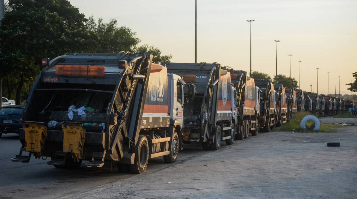 Caminhões da Comlurb fazem fila na entrada da ETR de Santíssimo - Armando Paiva