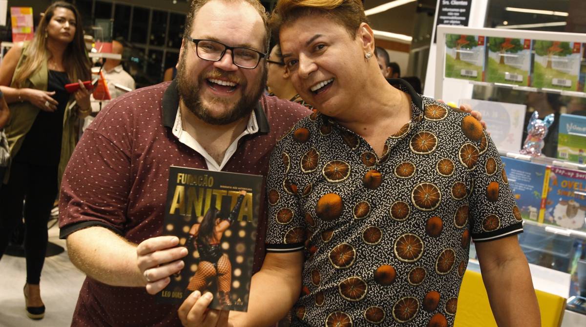 4-02-9--20 - Lancamento do livro Furacao Anitta, de Leo Dias, na livraria Saraiva do Shopping Village Mall, na Barra da Tijuca. Foto de Alexandre Brum / Agencia O Dia