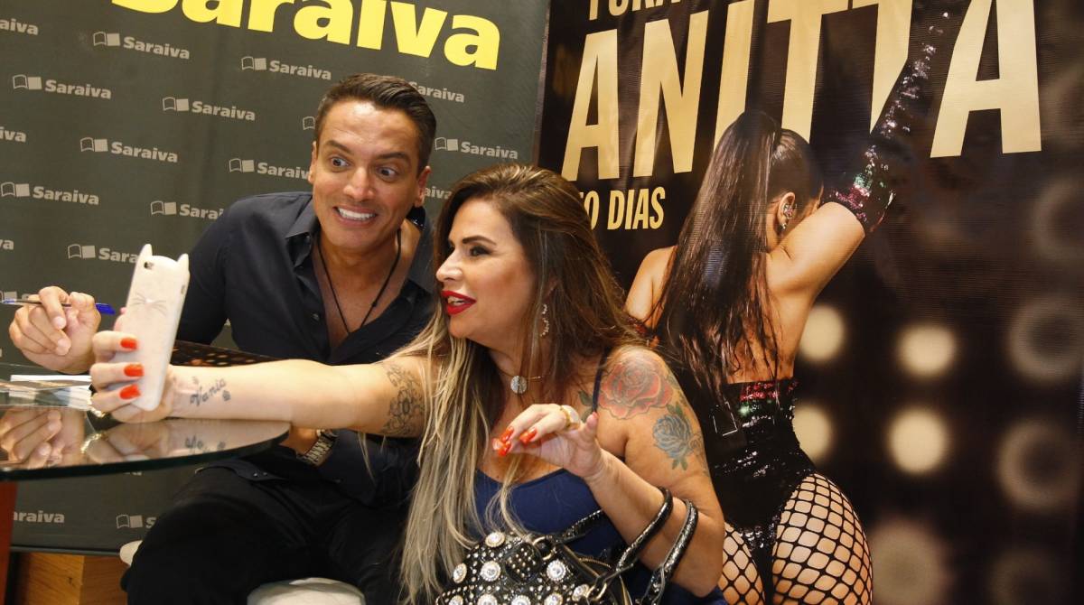 2019-04-02 - Lancamento do livro Furacao Anitta, de Leo Dias, na livraria Saraiva do Shopping Village Mall, na Barra da Tijuca. Foto de Alexandre Brum / Agencia O Dia