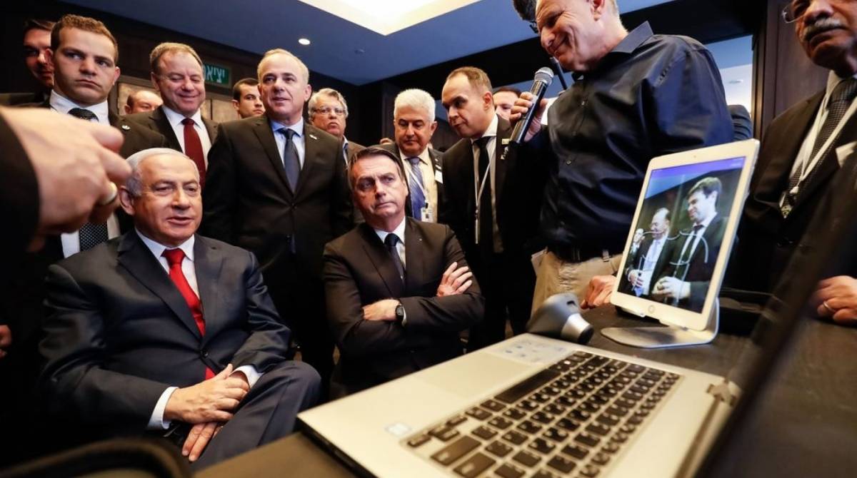 Presidente da República, Jair Bolsonaro, e o Primeiro-Ministro de Israel, Senhor Benjamin Netanyahu, durante visita à exposição de produtos de empresas de inovação - Alan Santos/PR