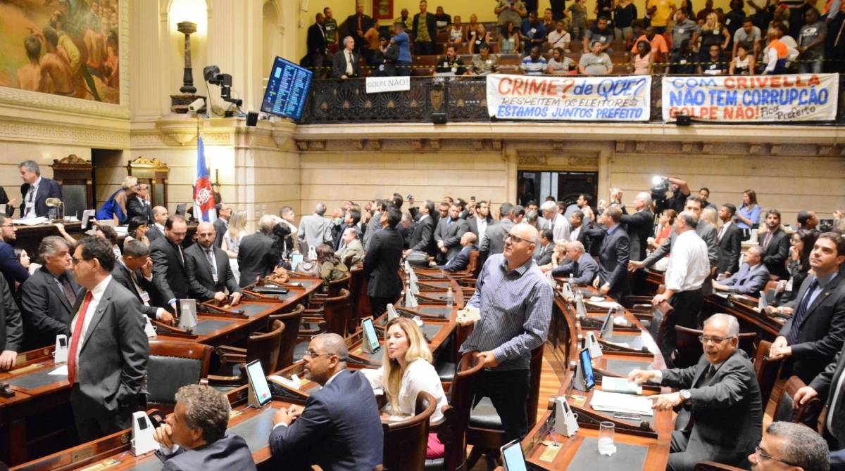 Durante a sessão de abertura de processo, visitantes favoráveis a Crivella vaiaram os vereadores que reclamaram da má-gestão municipal - Renan Olaz/CMRJ