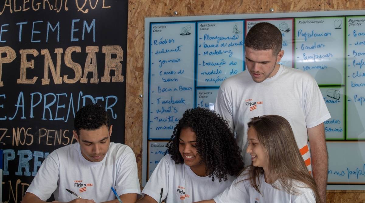 Novo Branding - Barra do Piraí. Alunos do Ensino Médio. Da esquerda para a direita: Pedro Henrique S. Paula/ Mariana Petriz Tavares/ Pedro Carlos Marques da Silva Costa de Castro/ Kamila Valente.