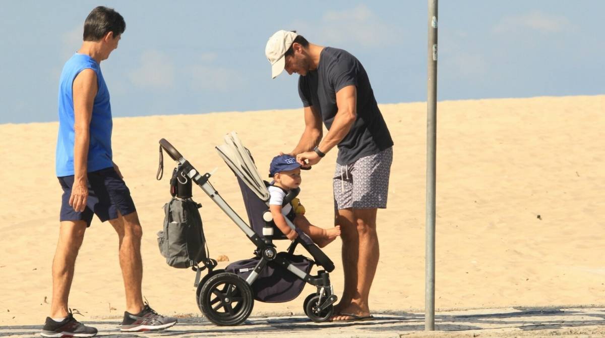Paulo Rocha passeia com o filho no Leblon
