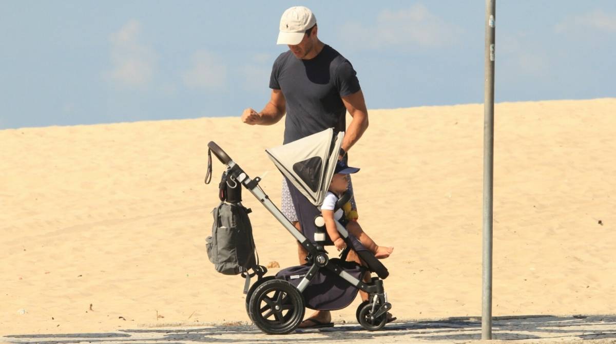 Paulo Rocha passeia com o filho no Leblon
