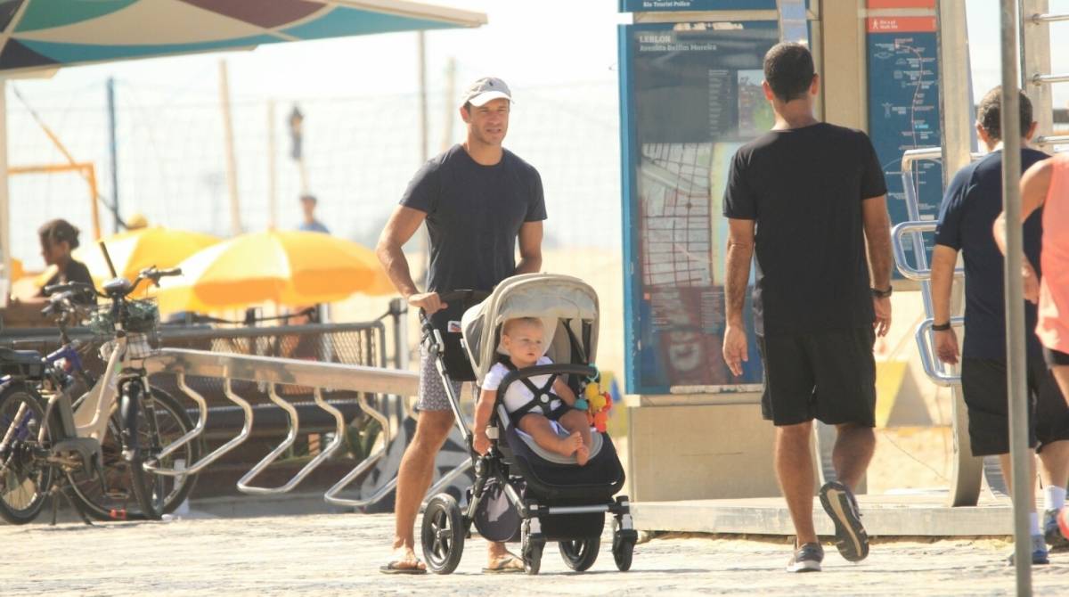 Paulo Rocha passeia com o filho no Leblon
