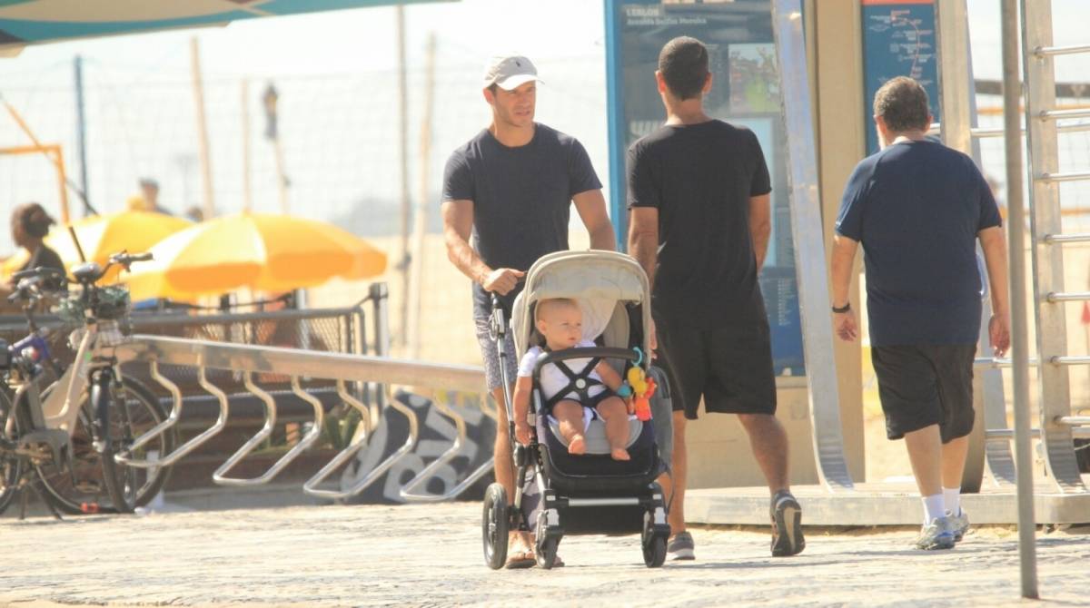 Paulo Rocha passeia com o filho no Leblon
