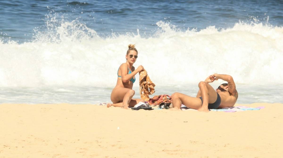 Yasmin Brunet curte praia com o marido, Evandro Soldatti