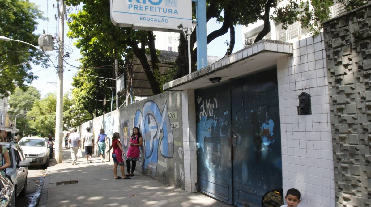 Profissionais de Educa&ccedil;&atilde;o da Prefeitura do Rio v&atilde;o cobrar tamb&eacute;m a data de pagamento do 13&ordm; sal&aacute;rio - Reginaldo Pimenta / Ag&ecirc;ncia O Dia