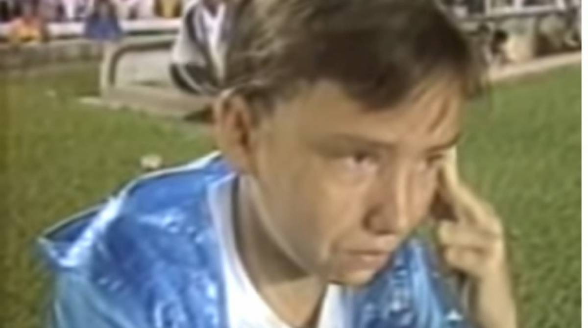 A gandula Sonja no jogo entre Botafogo e Vasco em 1988