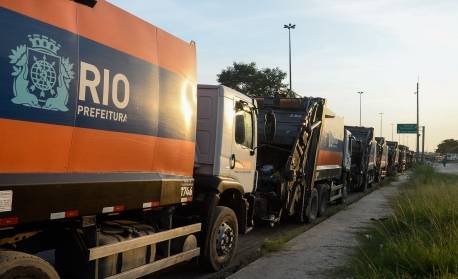 Motoristas de caminhões da Comlurb fazem paralisação nesta terça-feira