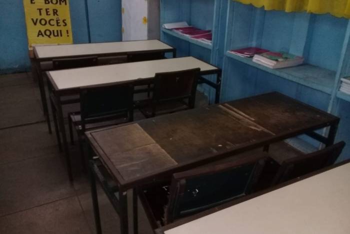 Sala de aula da Escola Municipal José Mauro de Vasconcellos: mesas quebradas