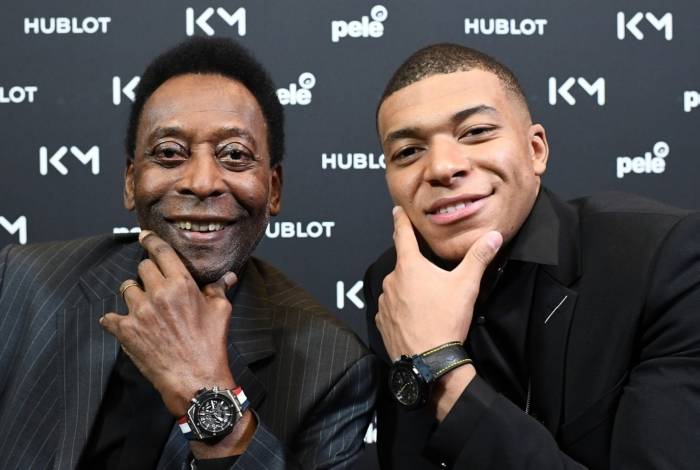 PelÃ© faz pose ao lado de MbappÃ© durante um evento publicitÃ¡rio de uma marca de relÃ³gios, em Paris