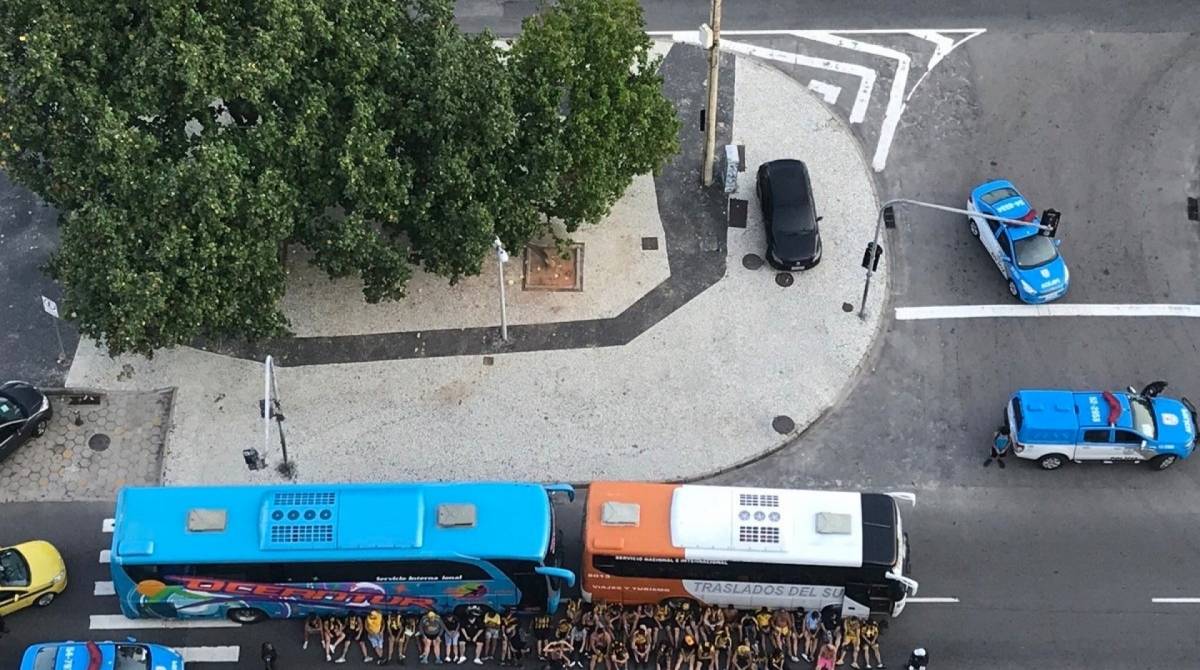 Confusão aconteceu no calçadão e ruas do Leme, na Zona Sul - Reprodução